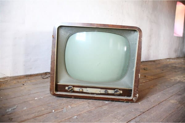 una television antigua como medio de comunicación tradicional